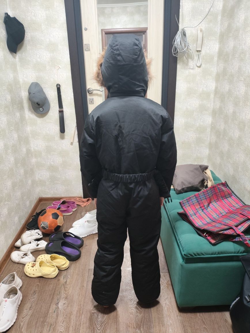 Продам зимний комбинезон для девочки 10леь