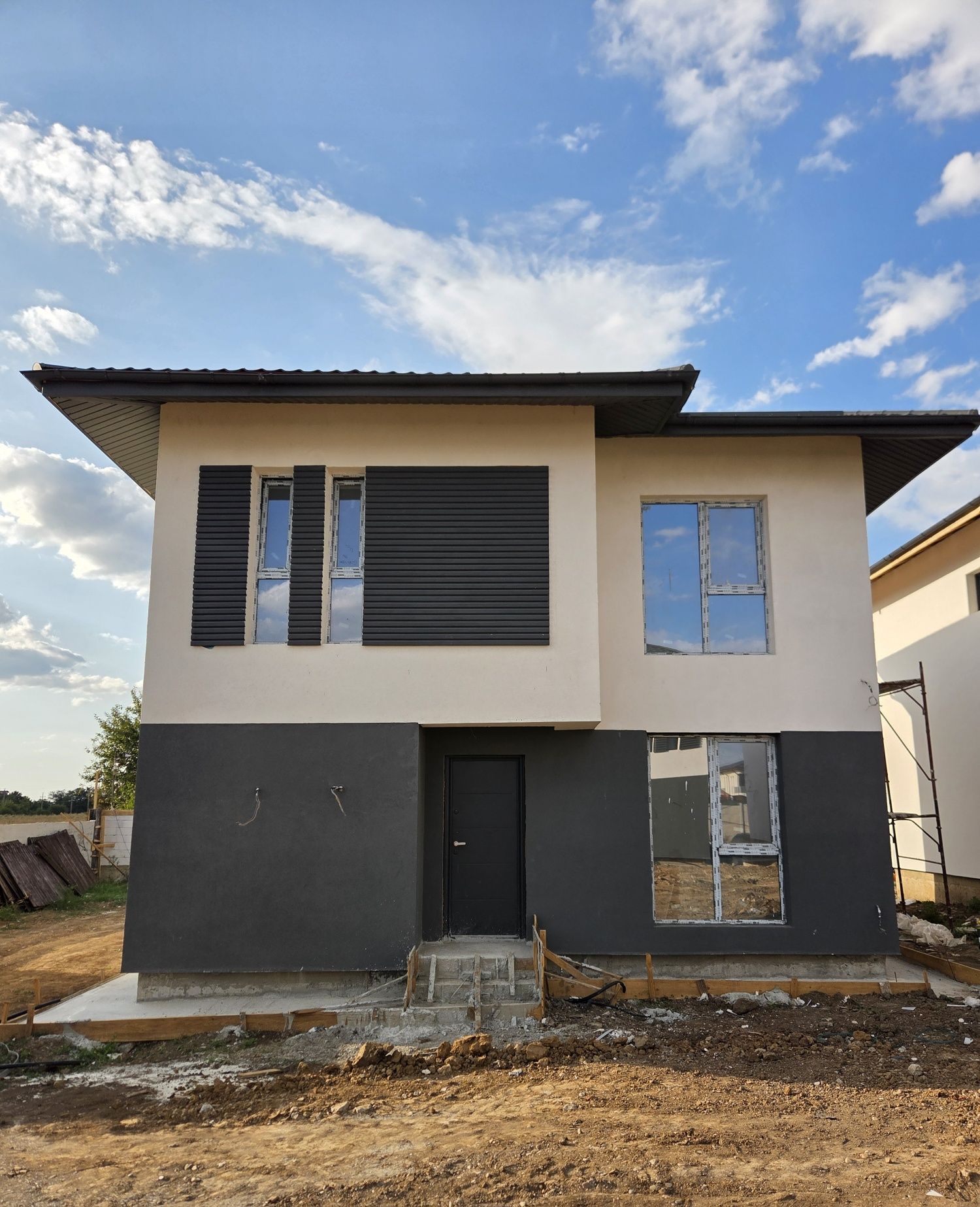 Casă Nouă P+1E cu Pod, Curte Mare și Finisaje de Lux – Acces Bucuresti