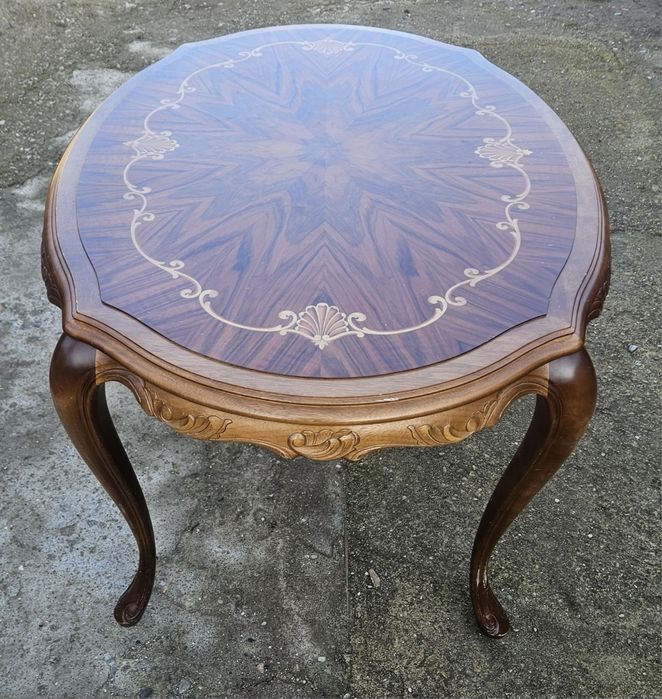 De vânzare: o măsuță de cafea Chippendale din lemn de nuc