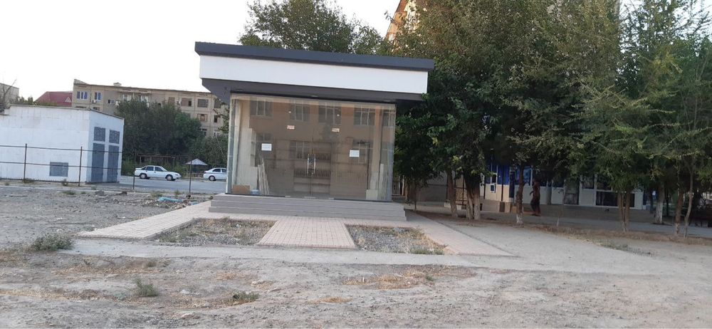 Lomonosnova 17.  17 - 7 maktab oldida dukon sotiladi