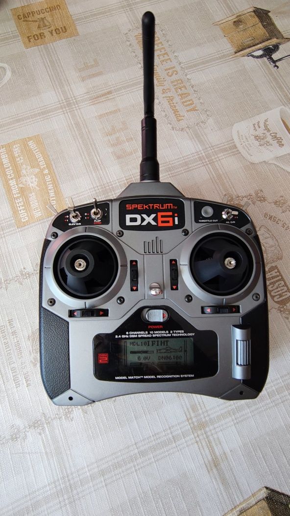 Spektrum DX6i контролер за дрон, самолет или хеликоптер