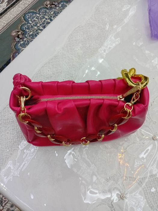 Ayollar va qizlar uchun mos keladigan, yangi va zamonaviy sumka