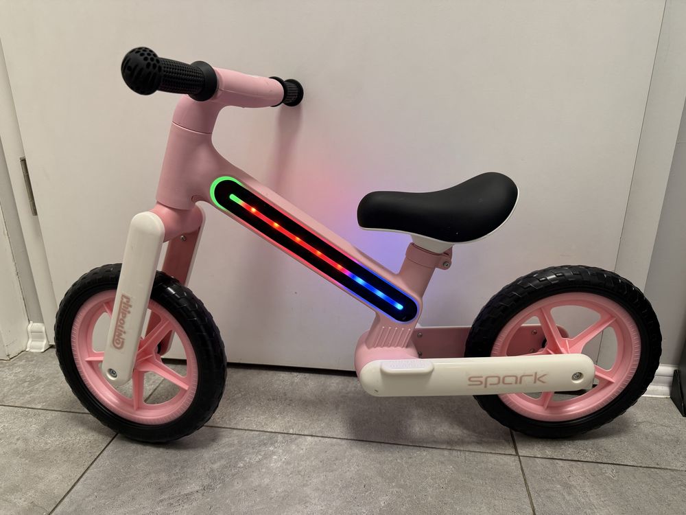 Баланс колело Chipolino spark със светлини