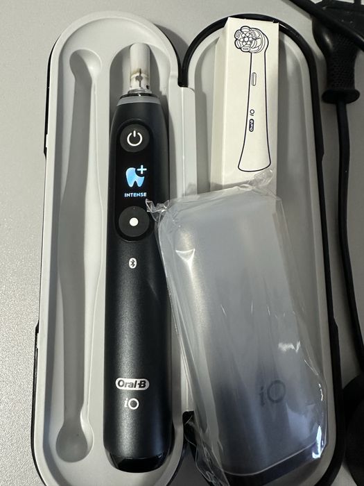 Periuta de dinti electrica oral-b io7