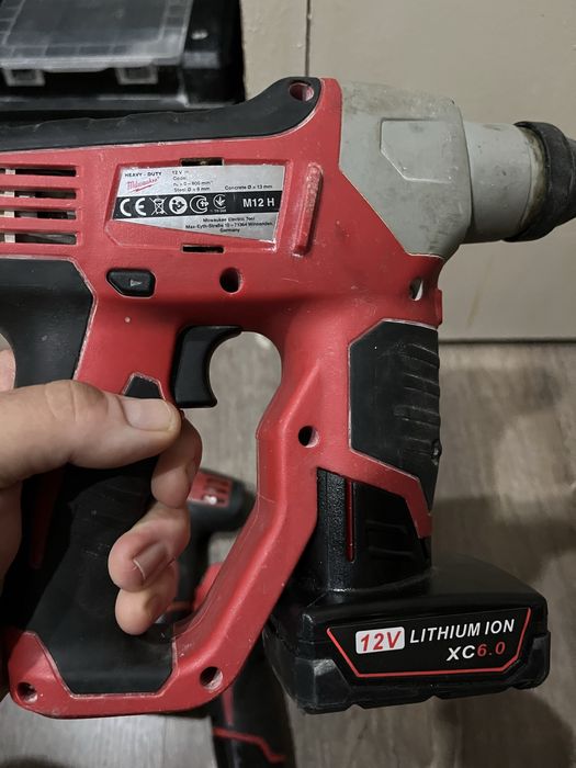 Set Milwaukee de 12 v cu baterii incluse si lanterna