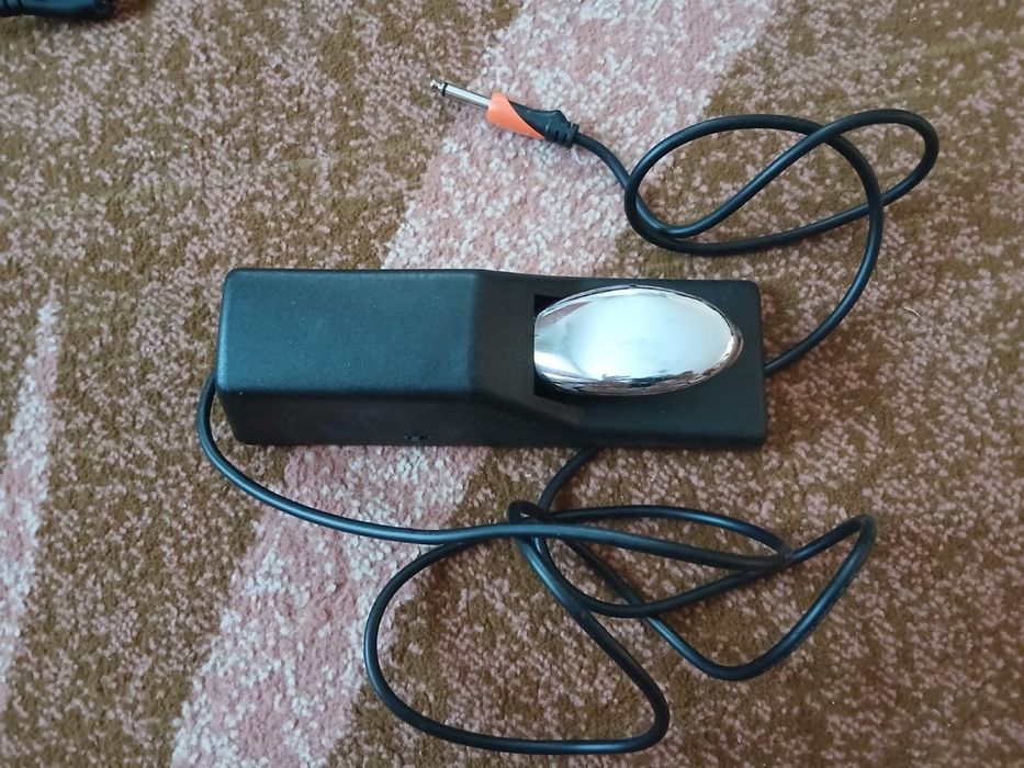 Orgă electrică cu suport, scaun, pedală și alimentator