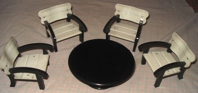 Игрушка стол со стульями