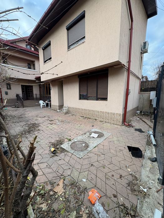 Inchiriez casa 5 camere+ mansarda si curte (200mp)