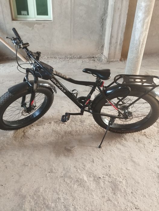 Velosiped bonvi hamma narsasi bor koʻp minlimagan yoshi kotta odam min