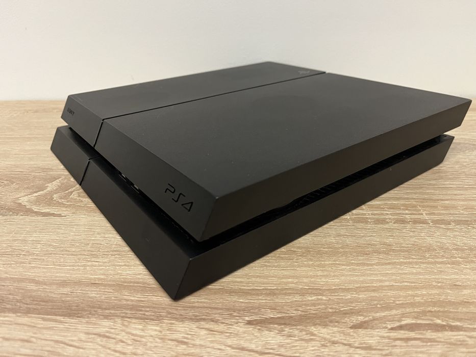 Playstation 4 cu 2 controllere si 8 jocuri