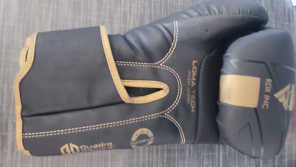 Детска екипировка за кикбокс.