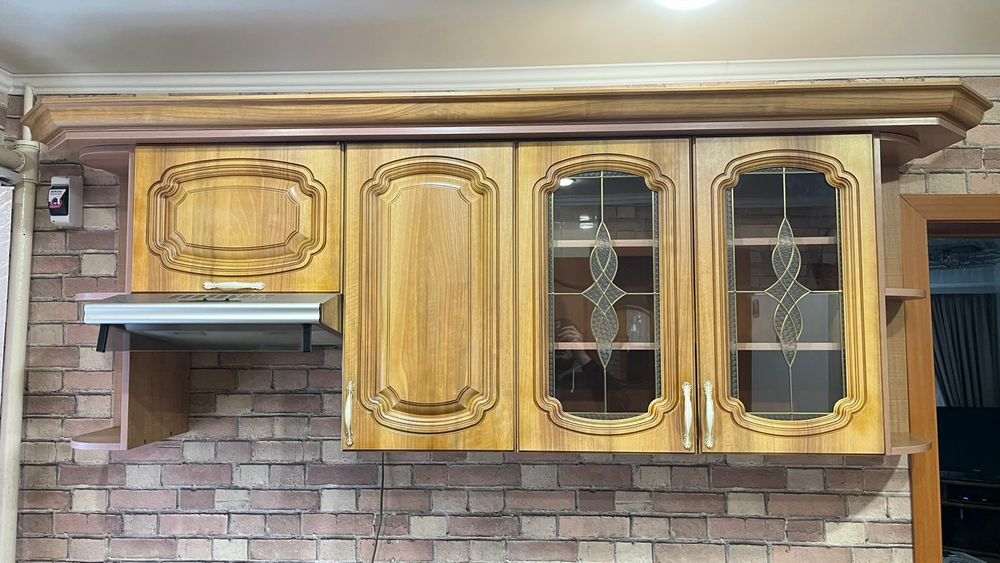 Кухонный гарнитур и стол