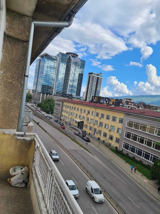 Продавам апартамент в бизост до НДК