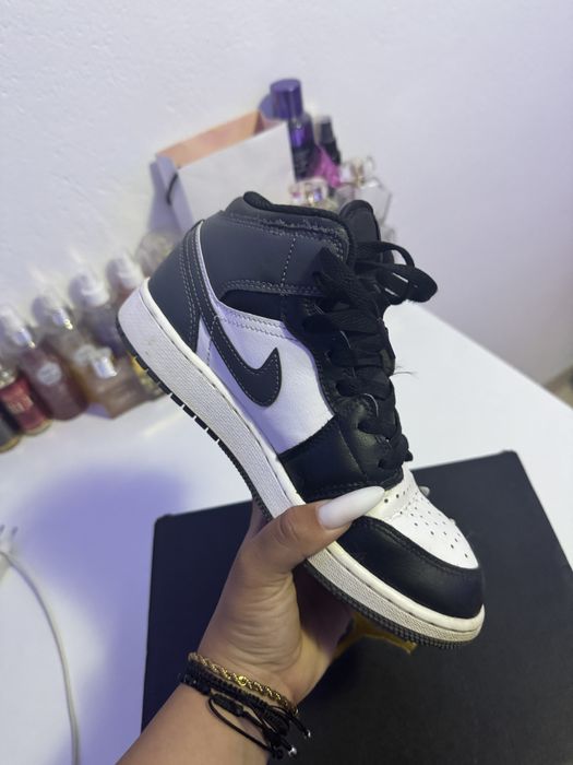 Jordan 1 mid black/white