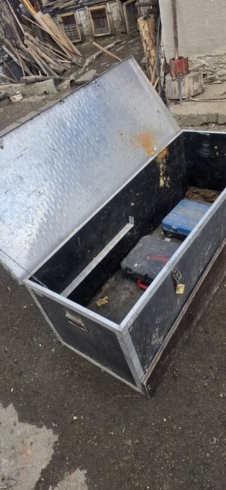 Vand lada de scule pt autoutilitare