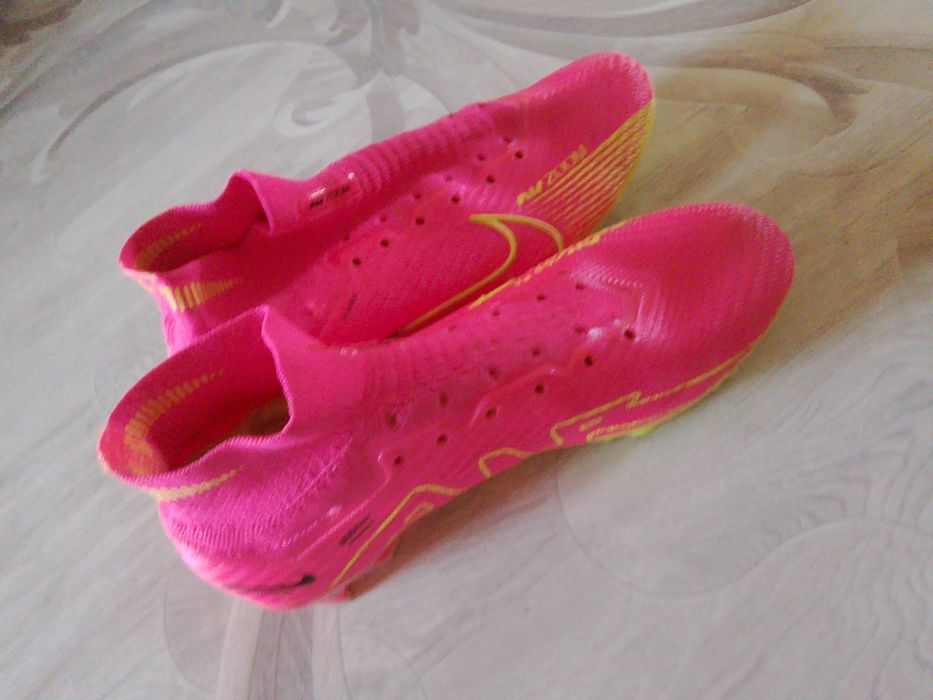 Хорошие,красивые и шнурки  в подарок.