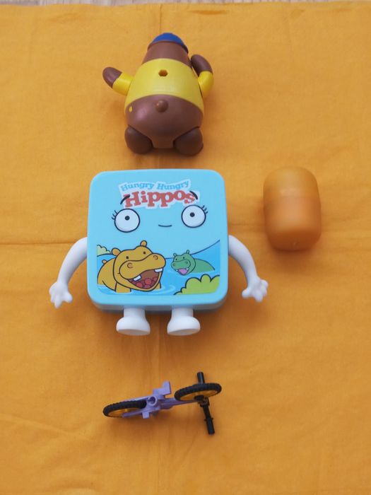 4 jucării( ursuleț,joc mini puzzle,joc Hungary hippos și o bicicletă)