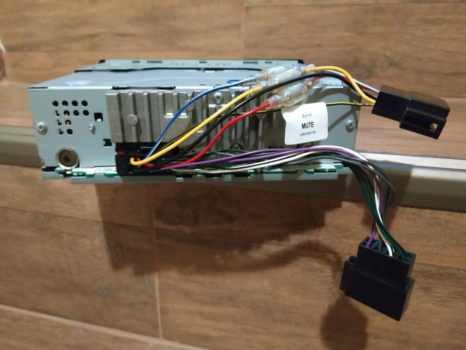 Doua radio cd auto pioneer și jvc 4x50w