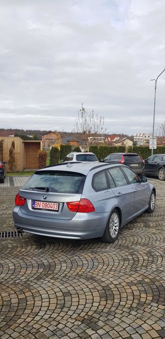 Bmw 318 an 2010 .