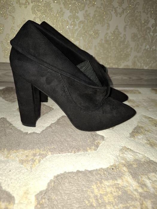 Замшевые ботильоны