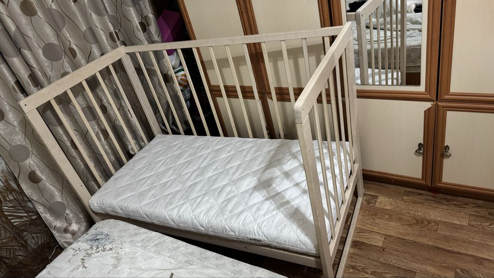 Продам детскую кроватку,коляску отдам в подарок