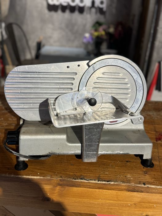 Feliator profesional pret 1000 de lei