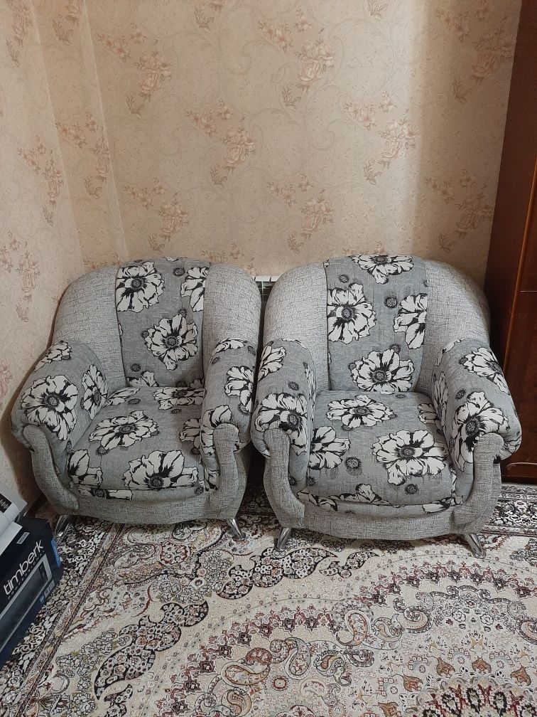Продам диван раскладной с креслами