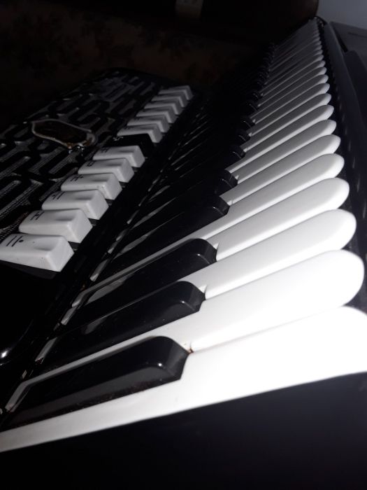 vand acordeon paolo soprani cu cabina si clape ma,120 basi foarte usor