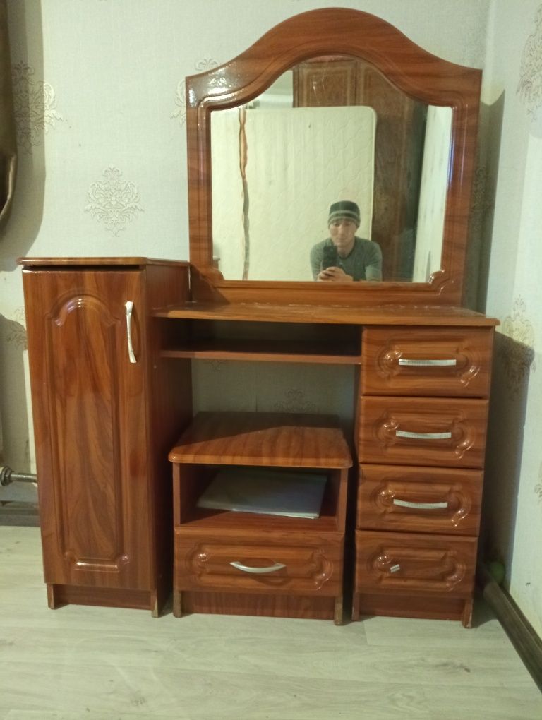 Шкаф, кровать, комод зеркало