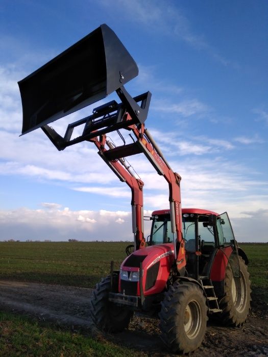 Cupa basculabila pentru tractor potrivita la incarcat camioane