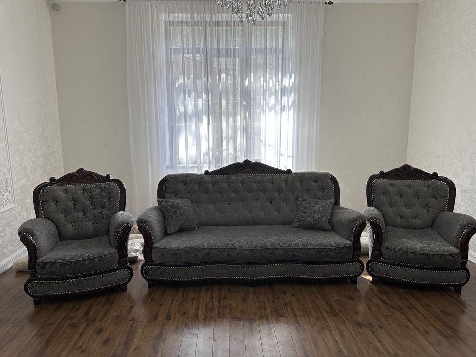 Комплект и двух кресел и дивана , в сером цвете , отличном состоянии .