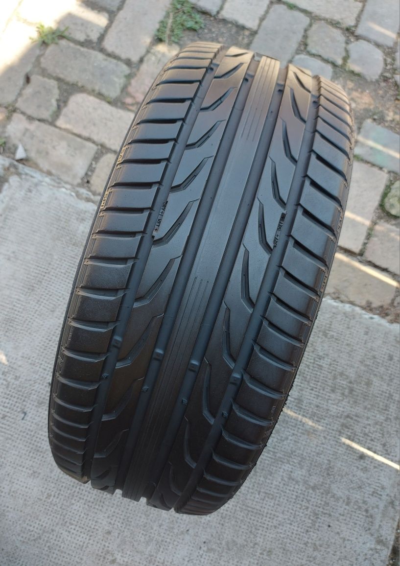 O bucată 225/45 R19 vară - una Pirelli Semperit