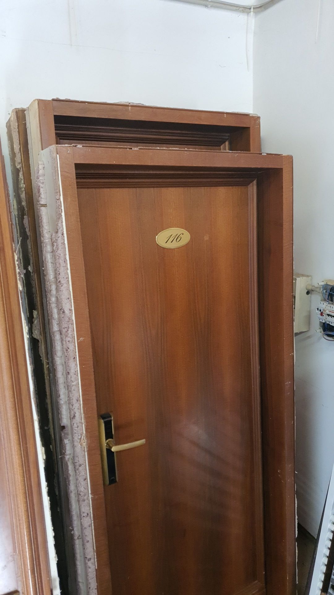 Uși lemn masiv(camera și bai]