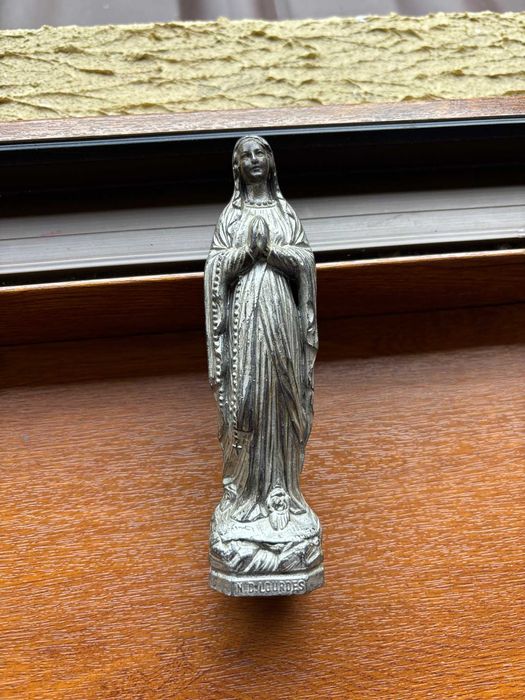 Superbă statuetă cu Fecioara Maria de Lourdes/metal patinat/15cm.