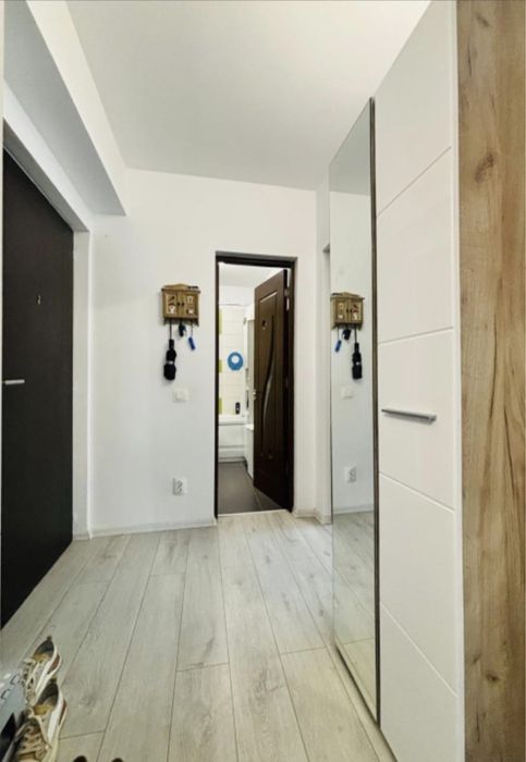 Vand apartament cu 2 camere si parcare privata