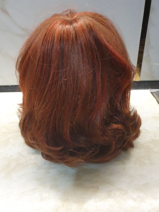 Продам женские парики 4 штуки