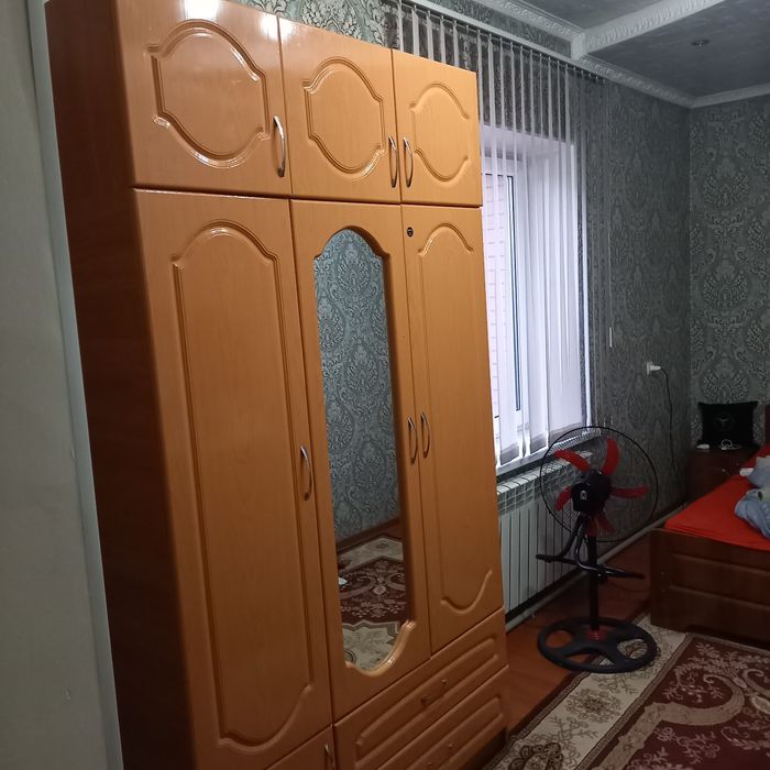 Продам  шифонер  вместе с треймом  зеркало  в комплекте