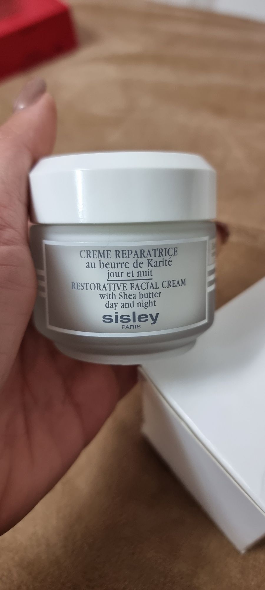 Sisley crema calmanta pentru regenerarea și reînnoirea pielii
1×