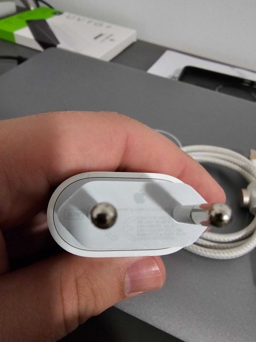 Incarcator si husa iPhone 16