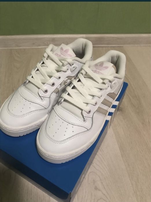 Дамски маратонки Adidas Rivalry low w