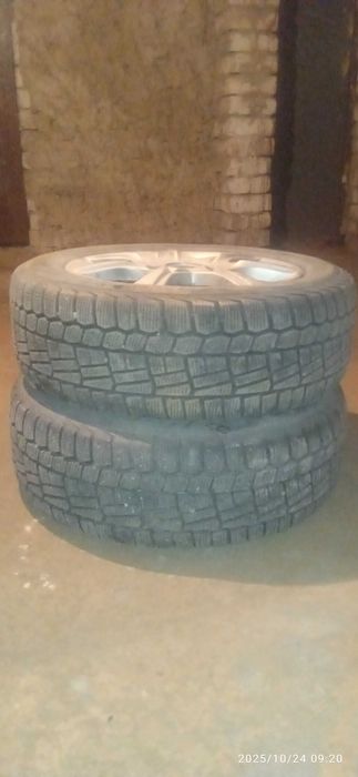 Продам две шины липучки