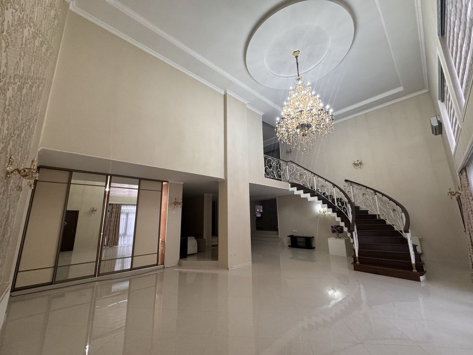 Аренда дома центр. Ориентир Дархан ул. М.Ганди. 500 кв.м. 5 комнат