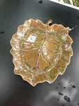 Platou ceramică frunză maro-verde – 31x27 cm – vintage decor rustic