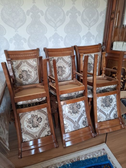 Стол и 12 стульев, б/у, срочно продаю самовывоз