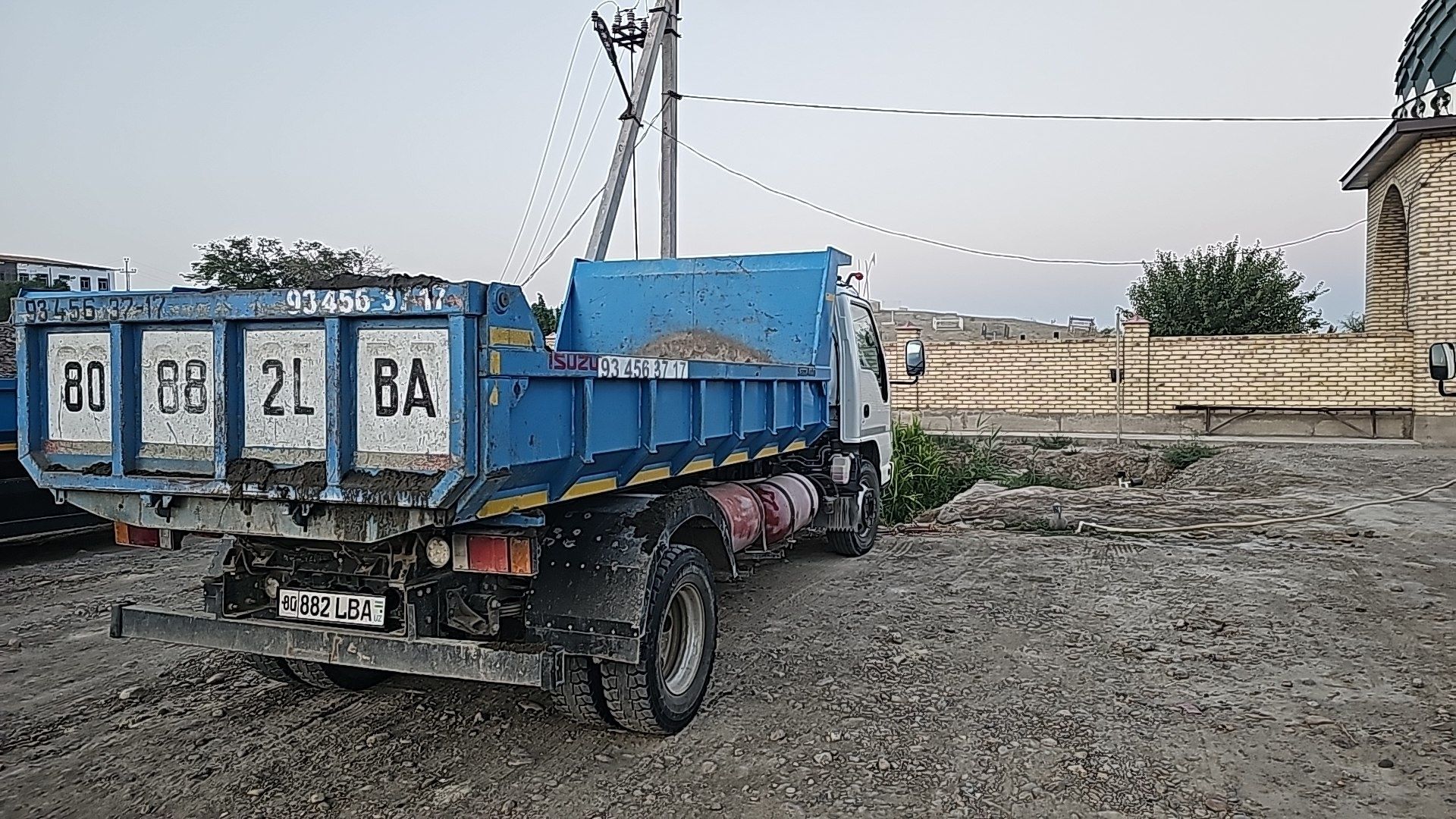 Isuzu  sotiladi nqr 71