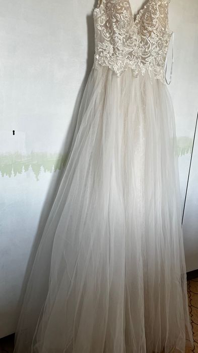 Бяла рокла с дантела