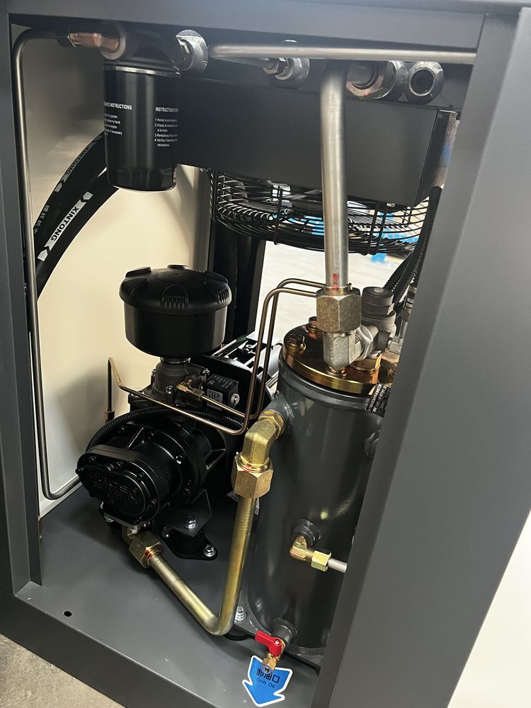 Винтов компресор 7.5 kw ИНВЕРТОРЕН 1000л ресивър и дехидратор