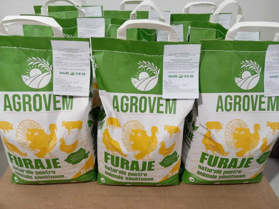 Vand furaje pentru animale de ferma