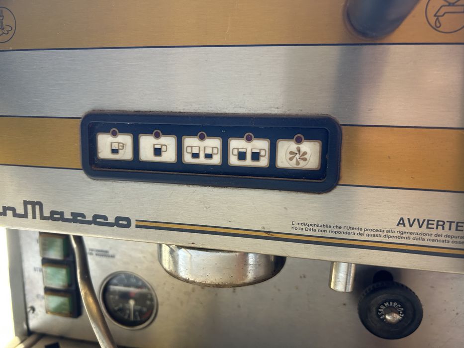 Машината La San Marco 85-16M-2 е професионална еспресо машина