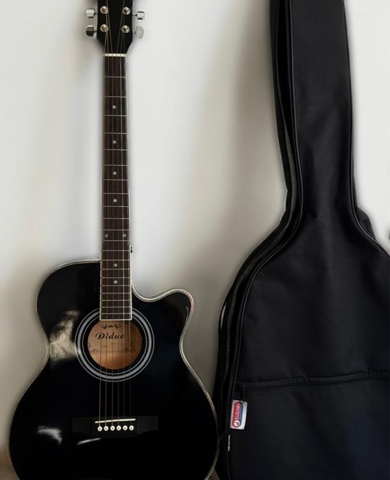 Аккустическая тонкая гитара